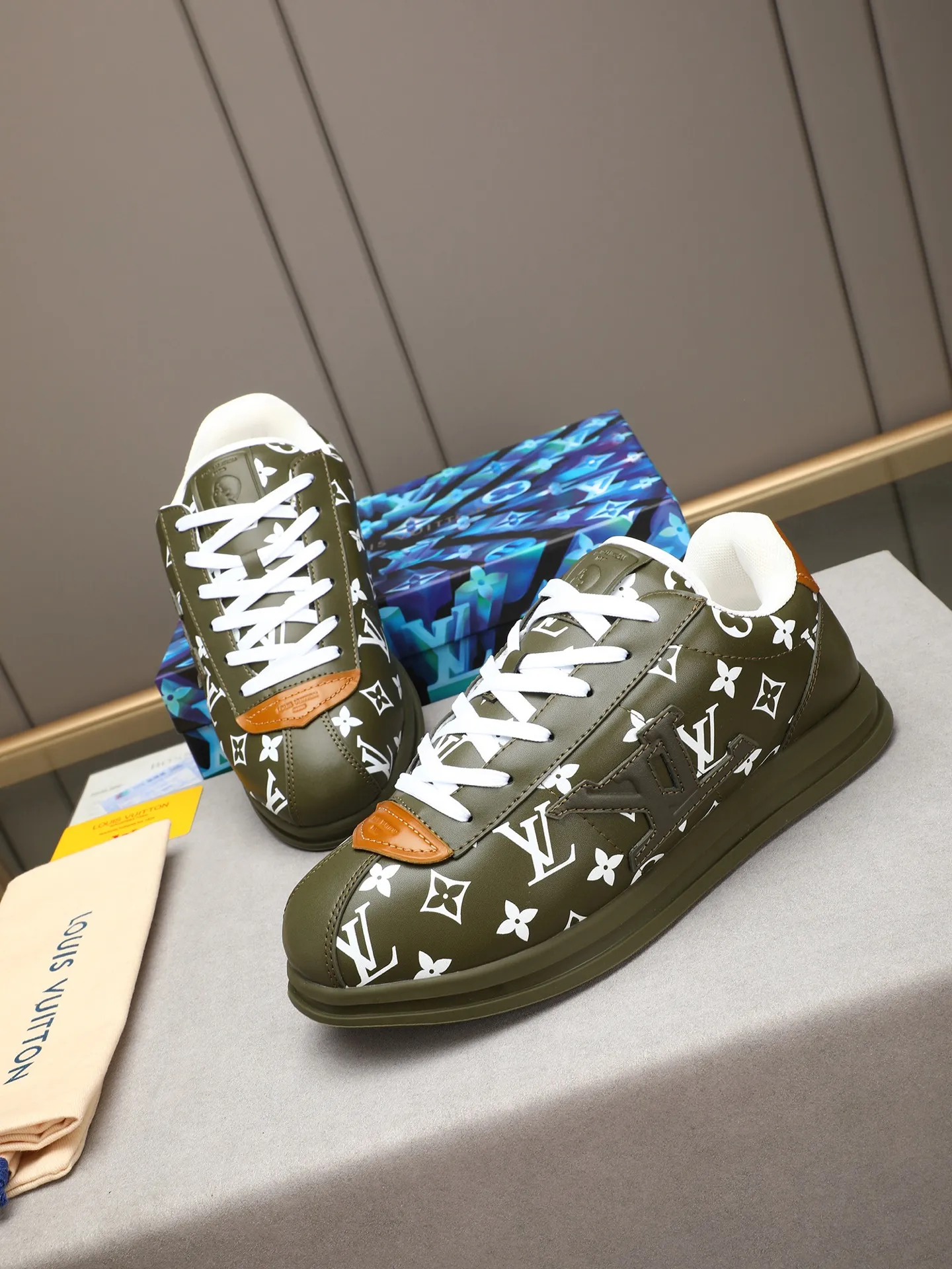Men's Men's Shoes 💰540 LV Louis Vuitton L Jialu Brand Runner Tatic Series Thick Sole Casual Sports Shoes Running Shoes Original purchase, development and production This LV Runner Tatic sneaker combines technical materials such as mesh fabric and ribbons to interpret the inspiration of traditional mountaineering shoes. LV letters are written on one side, the lariat buckle of the quick lacing system is embellished with Monogram flowers and Louis Vuitton logos, and the light and wear-resistant rubber outsole completes the whole. ▪️Fabric: Original imported cowhide + mesh ▪️Inner lining: Original customized breathable mesh ▪️Sole: Original open-molded anti-slip rubber combination material ▪️Size: Men's 40-44 (45 46 customized)